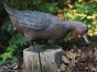 Bronzeskulptur Stehende Ente mit brauner Patina auf Holzstamm 