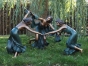 Bronzeskulptur Drei Frauen tanzend im Kreis mit braun grüner Patina