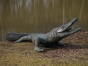 Bronzeskulptur Liegender Alligator als Wasserspeier mit grüner Patina 