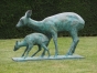 Bronzeskulptur Hirschkuh und Jungtier mit einer grünen Patina stehend im Garten 
