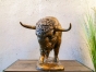 Bronzeskulptur Bison mit einer braunen Patina von vorne 