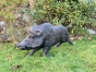 Wildschwein - Keiler aus Bronze von der Seite im Garten