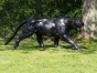 Bronzeskulptur "Panther in Angriffshaltung" lebensgross auf einer Wiese