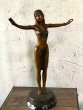 Orientalische Frau Mila auf Marmorsockel aus Bronze von vorne 