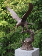 Bronzeskulptur Adler im Anflug auf Säule 