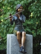 Bronzeskulptur Sitzende Frau mit Querflöte auf Säule im Garten 