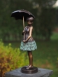 Bronzeskulptur Stehende Sonja mit Regenschirm auf Sockel 