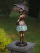 Bronzeskulptur Mädchen Sonja mit Ihrem Regenschirm auf Sockel 