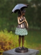 Bronzeskulptur Sonja mit Regenschirm und Rosenkleid auf Sockel 