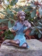 Bronzeskulptur Kleines Mädchen mit Geige auf Säule im Garten 