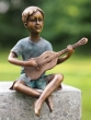 Bronzeskulptur Kleiner Jan mit seiner Gitarre auf einer Säule 