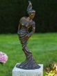 Bronzeskulptur Stehende Frau auf einem Sockel im Garten 