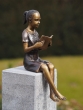 Bronzeskulptur Sitzendes Kleines Mädchen mit Ihrem Buch auf einer Säule im Garten 