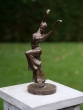 Bronzeskulptur Junge Salsa Tänzerin auf einem Sockel im Garten 