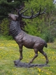 Bronzeskulptur Prächtiger Röhrender Hirsch stehend im Garten mit brauner Patina 