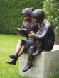Bronzeskulptur Mädchen und Junge sitzend auf einer Säule im Garten 