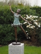 Bronzeskulptur Tanzende Lara als Ballerina auf einer Säule im Garten 