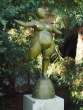 Bronzeskulptur Tanzende Ballerina Molly im Garten auf einer Säule 