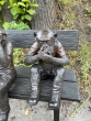 Affe rechts mit den Händen am Mund aus Bronze