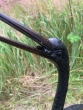 Kranich aus Bronze mit offenem Schnabel als Wasserspeier auf einem Feld