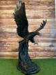 Bronzeskulptur Fliegender Steinadler auf einem Baumstamm 
