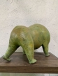 Bronzeskulptur Stehender Bär abstrakt von hinten auf einem Tisch 