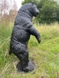Bär stehend aus Bronze von der Seite auf einer Wiese