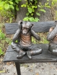 Affe links mit den Händen an den Ohren aus Bronze
