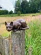 Bronzeskulptur Liegende Katze mit brauner Patina