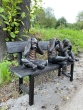 Bronzeskulptur Drei Affen auf einer Bank von der Seite