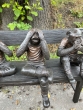 Affe in der Mitte mit den Händen an den Augen aus Bronze