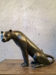 Bronzeskulptur Gepard sitzend mit einer braunen Patina