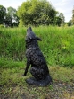 Bronzeskulptur Heulender Wolf sitzend 