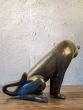 Bronzeskulptur Sitzender Gepard von hinten