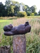 Bronzeskulptur "Liegender Affe" klein