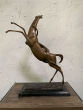 Bronzefigur "Pferd mit Reiter" - abstrakt auf Marmorsockel