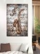 Saxophon auf Metallbild über Sofa