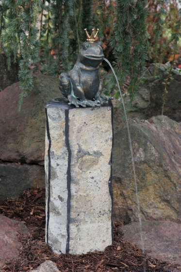 Froschkönig Ratomir als Bronzefigur auf Steinsäule im Garten