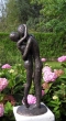 Bronzefigur Liebespaar stehend küssen sich mit brauner Patina im Garten 