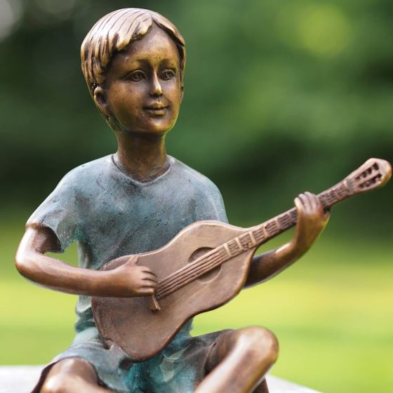 Bronzeskulptur Kleiner Junge mit einer Gitarre