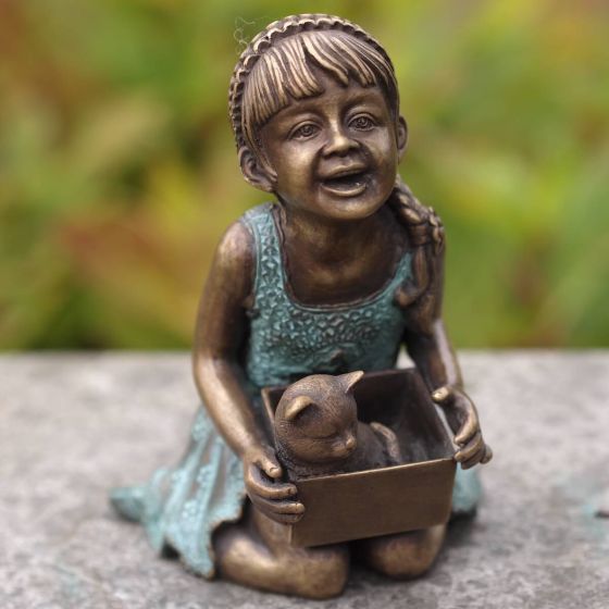 Bronzeskulptur Kleines Mädchen auf einer Säule 