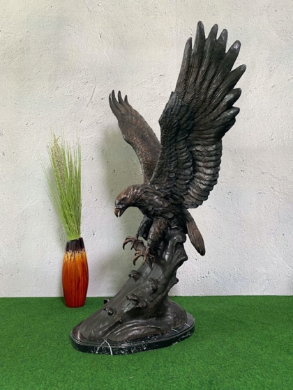 Bronzeskulptur Fliegender Seeadler von vorne 