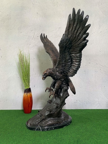 Bronzeskulptur Fliegender Seeadler von vorne