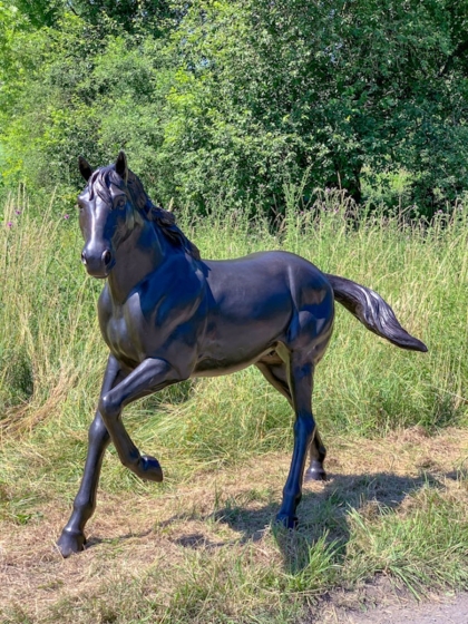 Bronzeskulptur Stehendes Pferd mit einer braunen Patina