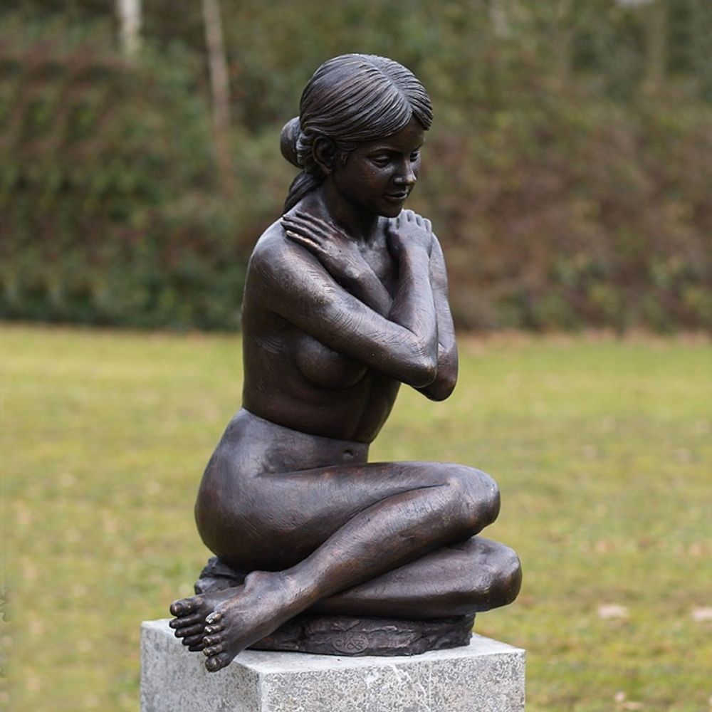 Aktskulptur "Sitzender Frauenakt in Bronze". 