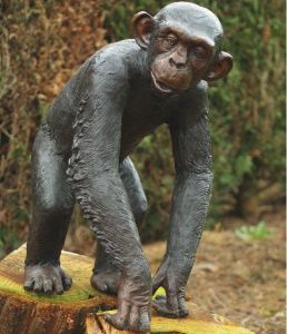 affenskulptur schimpanse charly 