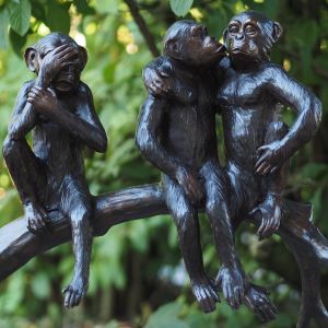 Bronzeskulptur "Drei Affen auf Baumstamm"