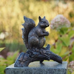 Bronzeskulptur "Aufmerksames Eichhörnchen"
