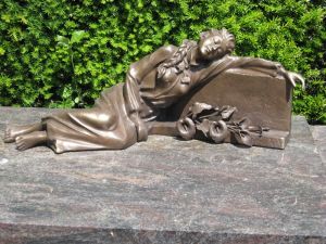 Bronzeskulptur Frau auf Grabmal liegend