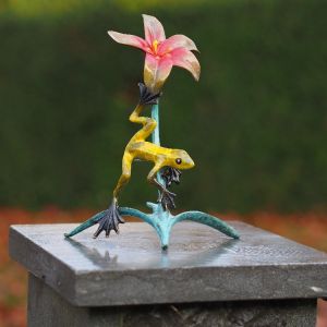Bronzeskulptur "Gelber Frosch mit Blüte"